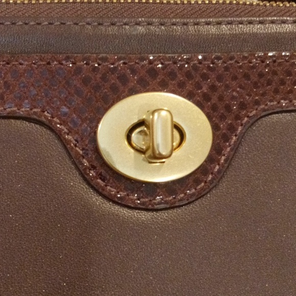 Brown Leather Wristlet! Front Turn Clasp Closure Pocket! Lots of Card Slots - Picture 4 of 6